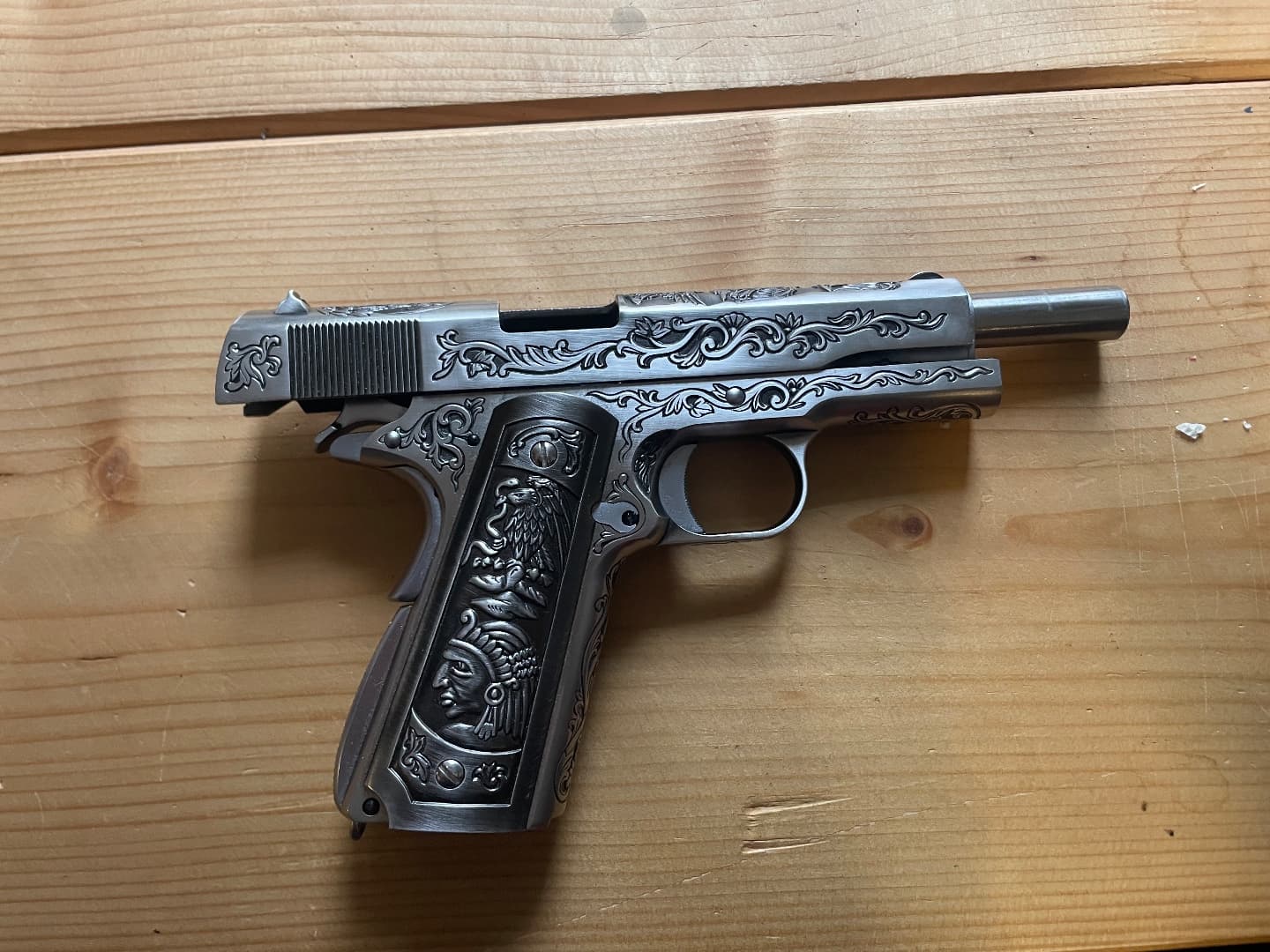 WE M1911 s rytinou