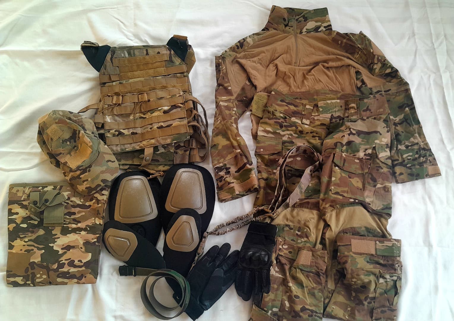 Výbava na airsoft uniforma i vesta a rukavice a sumky... pás na zbraň