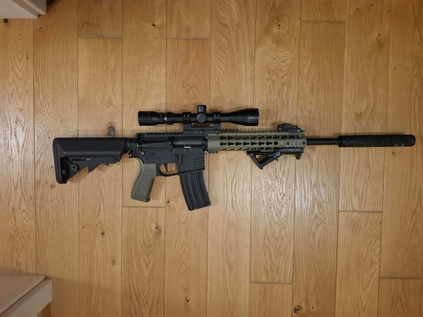 Airsoftová zbraň delta arms AR15 KeyMod 10 předělaná na DMR