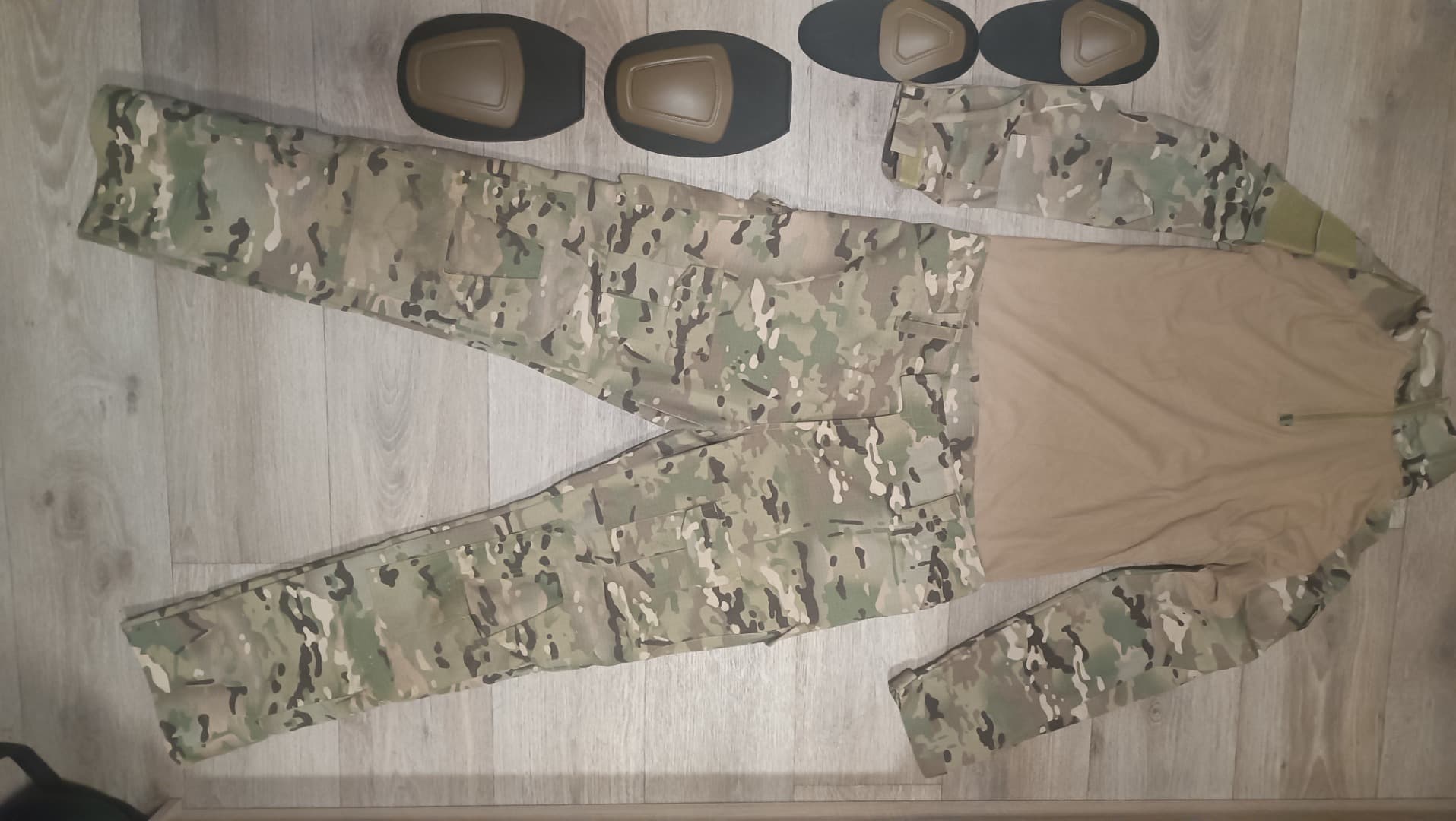 Bojová uniforma s chrániči - Multicam