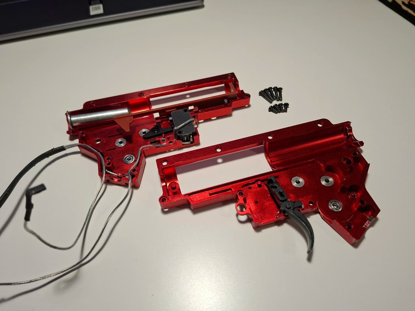 CNC skelet mechaboxu V2 SHOOTER s 8mm ložisky, s kabeláží a částečně vybavený